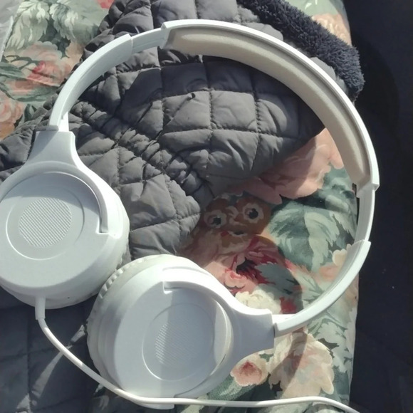 Amazon Basics Headphones - Picture 2 of 2